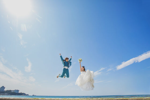 ドレス　ビーチ撮影　ロケーションフォト　夕日　青空　　　和歌山ウエディングフォト　和歌山結婚式撮影　和歌山前撮り　和歌山ロケーションフォト