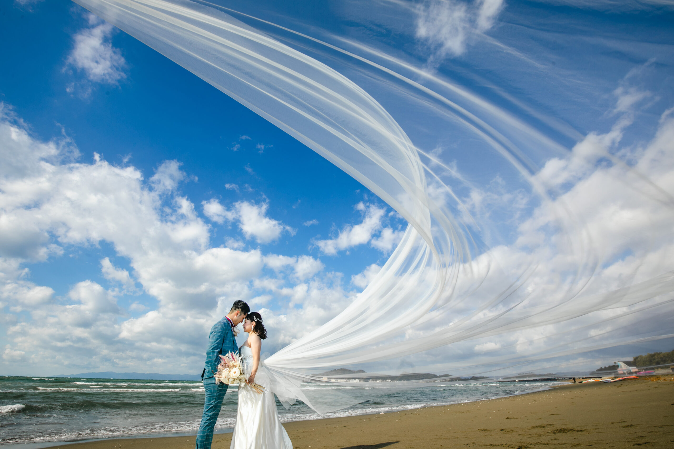 ドレス　ビーチ撮影　ロケーションフォト　夕日　青空　　和歌山ウエディングフォト　和歌山結婚式撮影　和歌山前撮り　和歌山ロケーションフォト